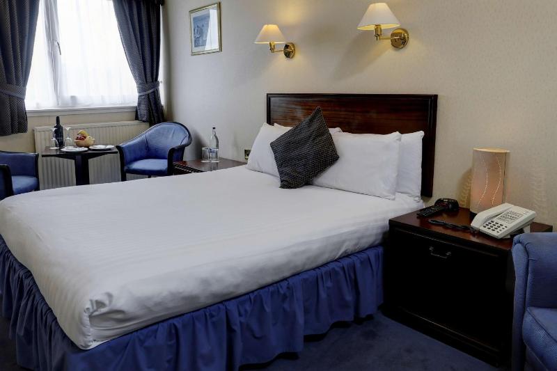 Superior King Room image 3