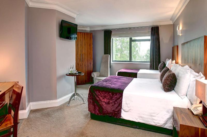 Large Room with One Double and One Single Bed image 4