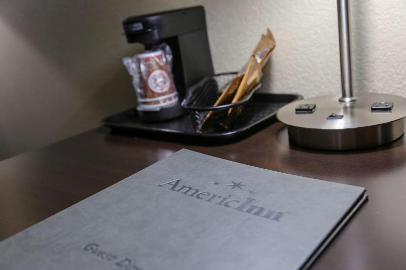 Queen Room - Non-Smoking image 2