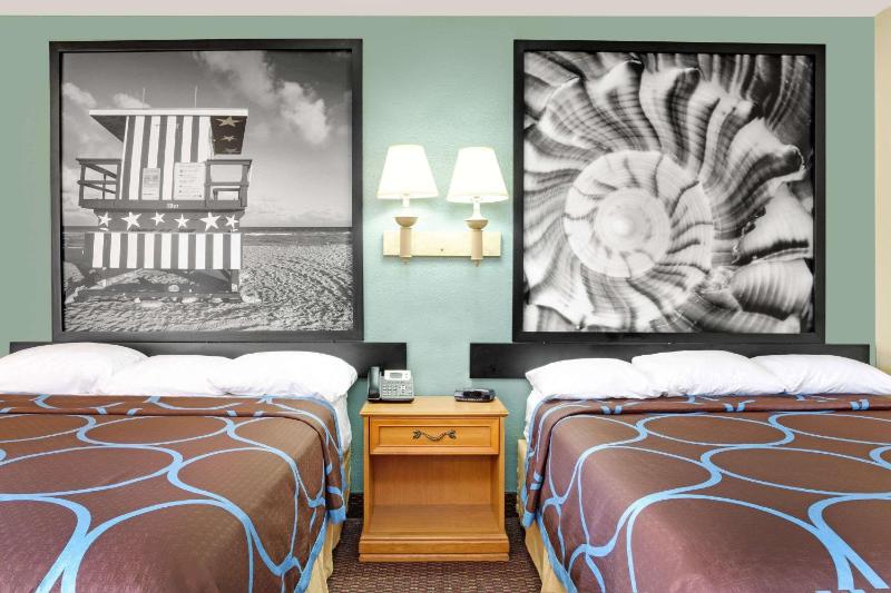 Queen Room with Two Queen Beds - Non-Smoking image 4
