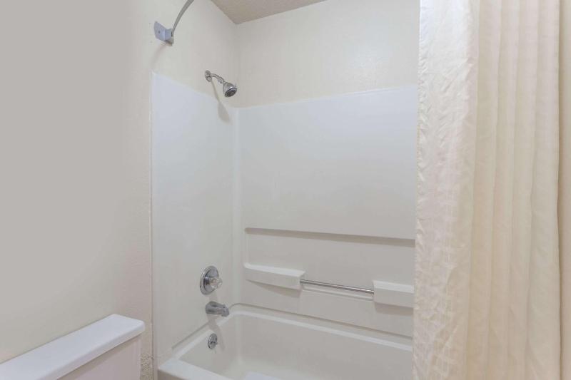 King Room - Non-Smoking image 4
