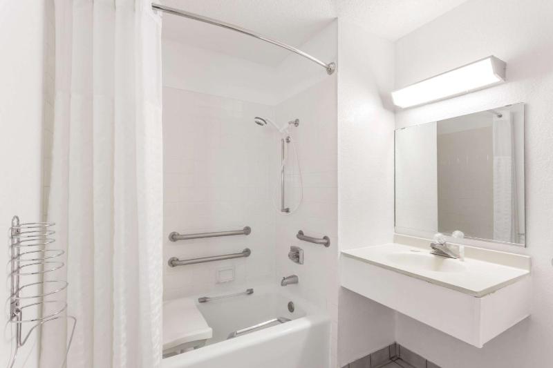 Queen Room - Disability Access/Non-Smoking image 1