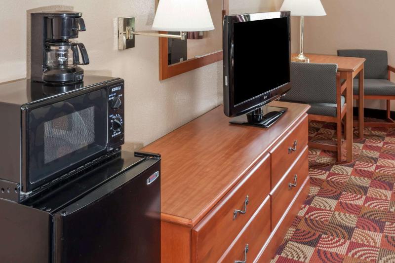Queen Room - Non-Smoking image 3