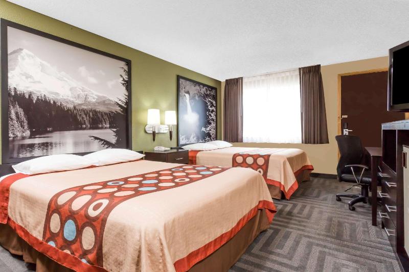 Queen Room with Two Queen Beds - Non-Smoking image 3