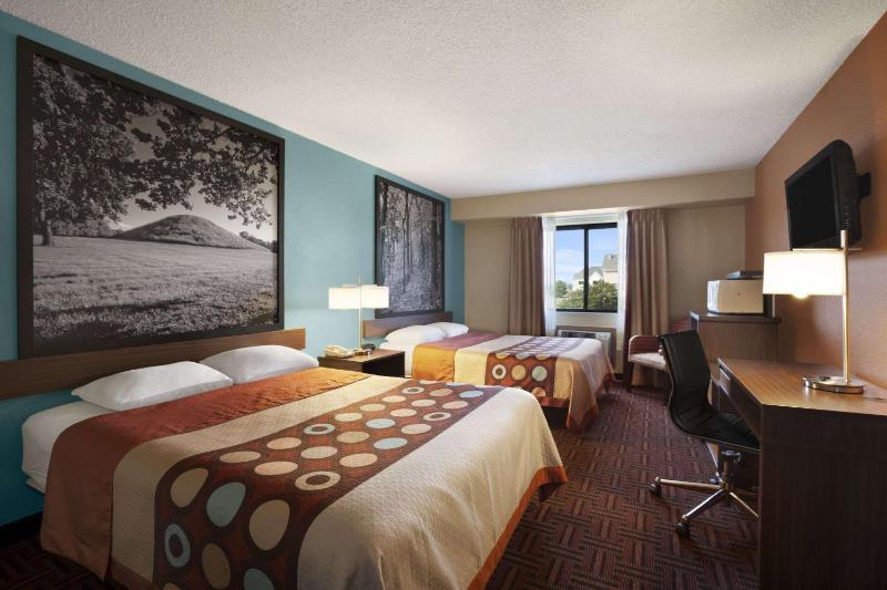 Queen Room with Two Queen Beds - Non-Smoking image 2