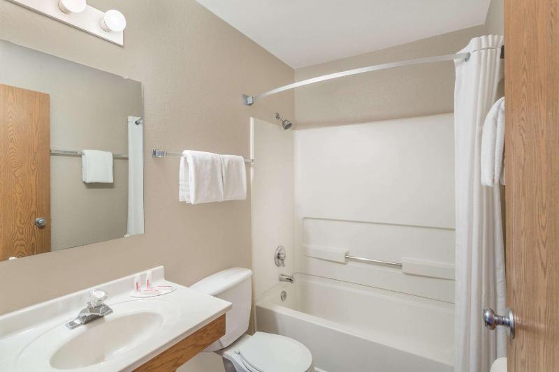 Deluxe Double Room with Two Double Beds - Non-Smoking image 3