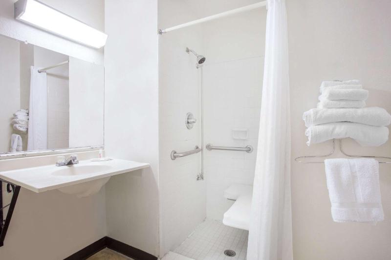 King Room - Mobility Access/Non-Smoking image 2