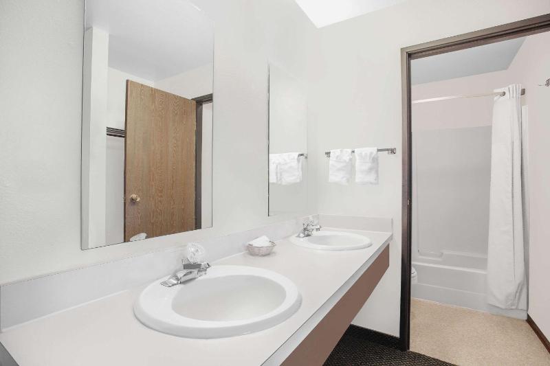 Deluxe King Suite image 3