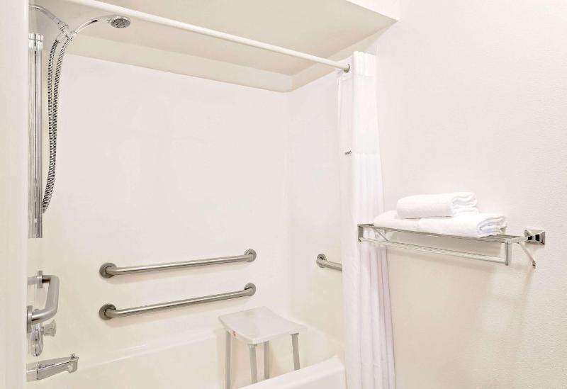 Queen Room - Mobility Access/Non-Smoking image 4