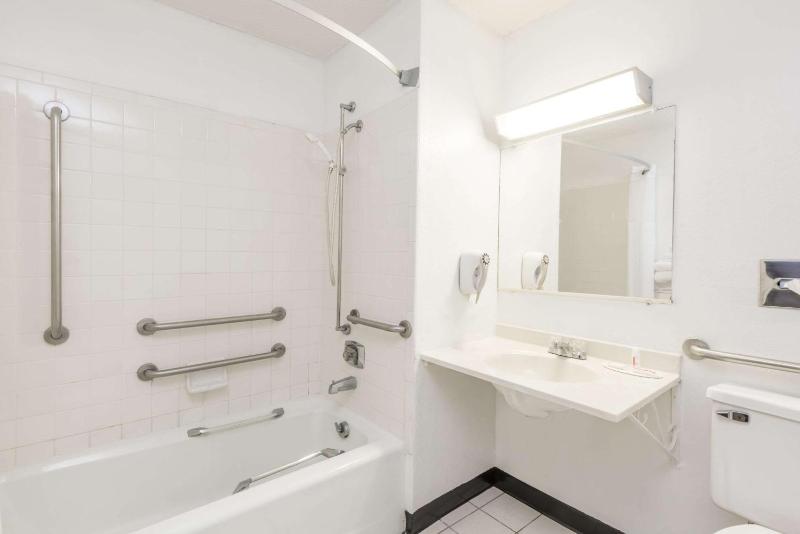 Queen Room - Disability Access/Non-Smoking image 1