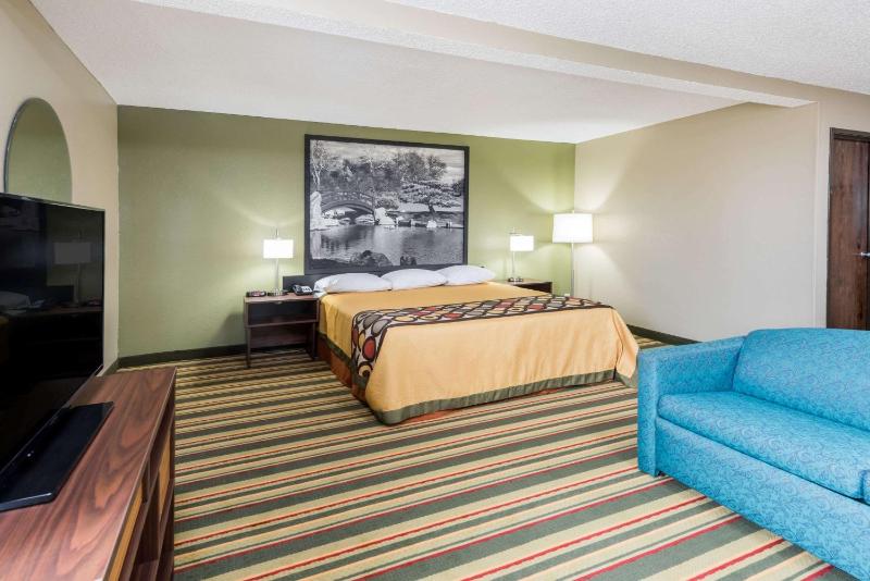 King Suite- Non-Smoking image 3