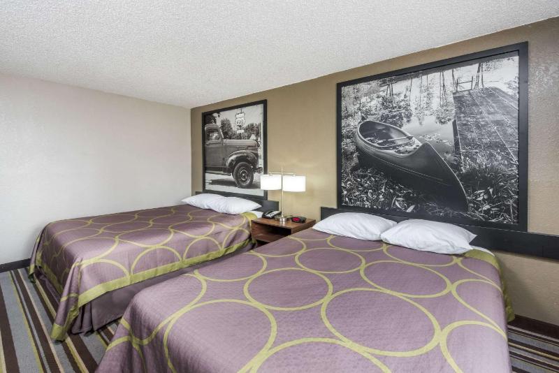 Queen Room with Two Queen Beds - Non-Smoking image 4