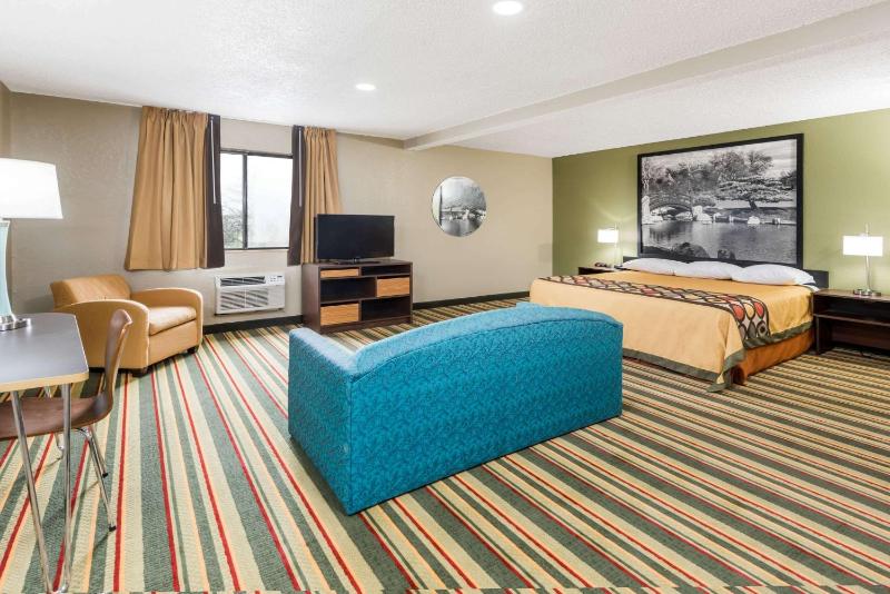 King Suite- Non-Smoking image 2