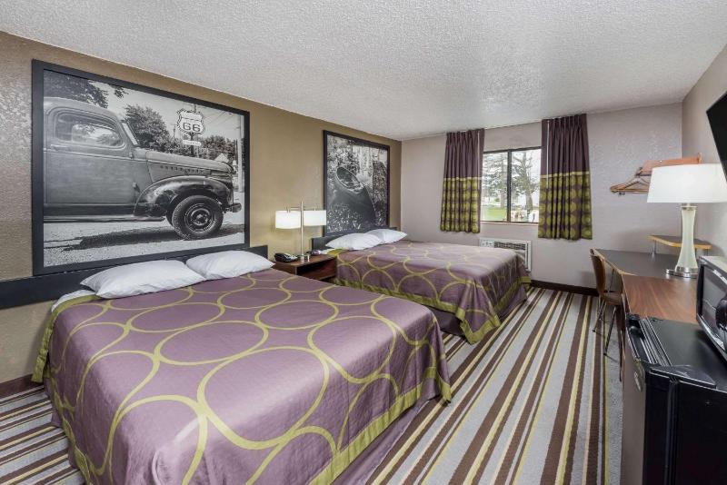 Queen Room with Two Queen Beds - Non-Smoking image 3