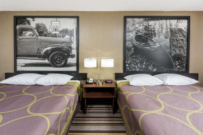 Queen Room with Two Queen Beds - Non-Smoking image 2