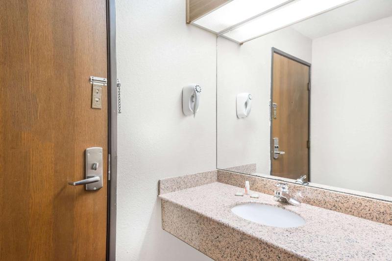Deluxe Double Room with Two Double Beds - Non-Smoking image 2