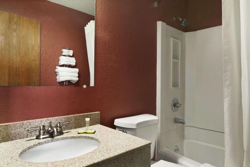 Queen Room - Non-Smoking image 3