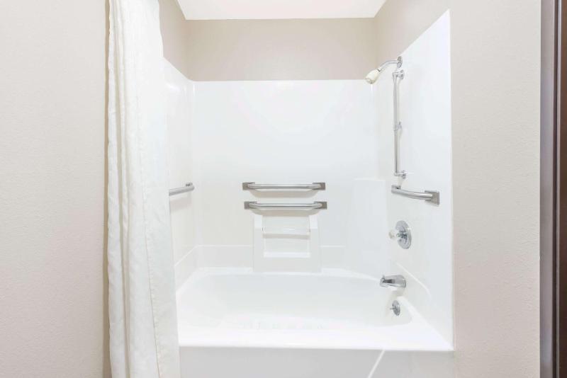 Queen Room - Disability Access/Non-Smoking image 3