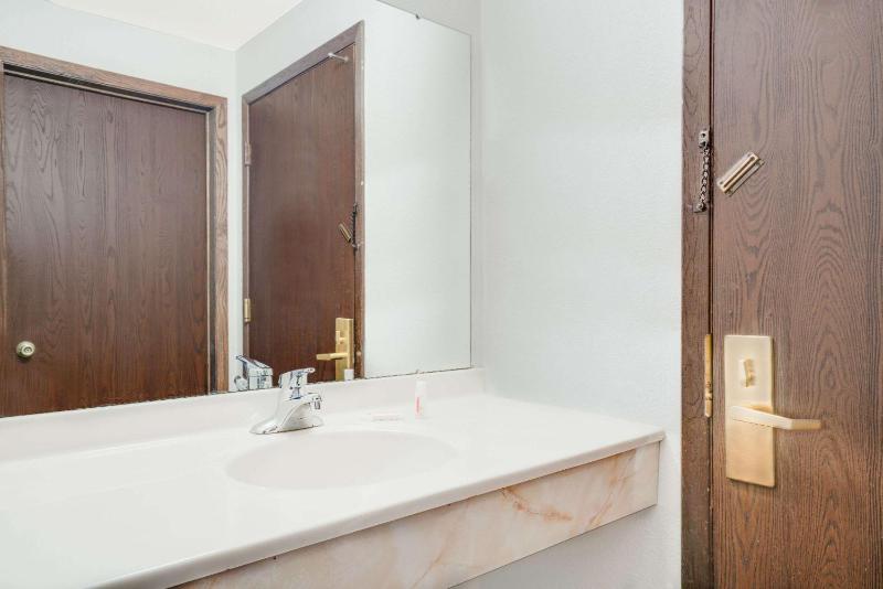 Queen Room - Non-Smoking image 2