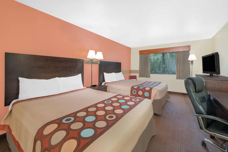 Queen Room with Two Queen Beds - Non-Smoking image 4