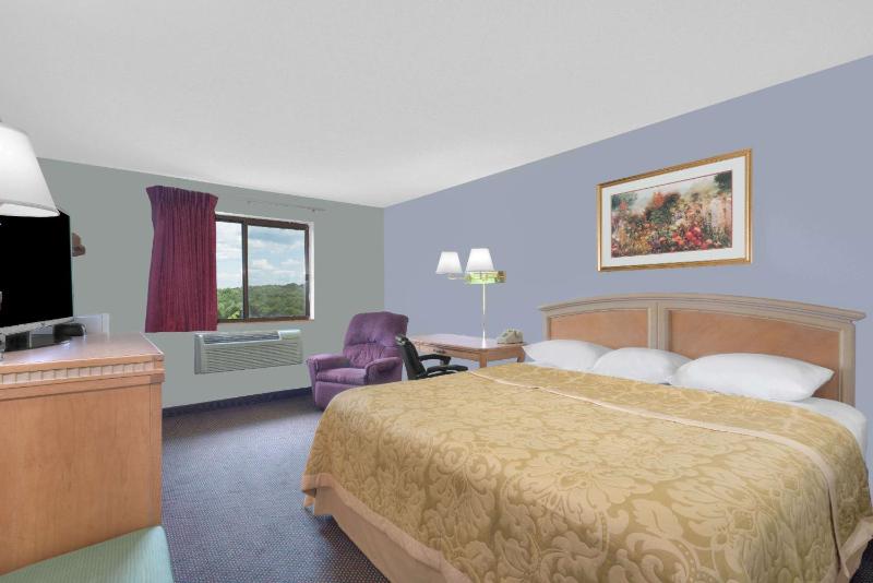 Queen Room - Mobility Access/Non-Smoking image 3