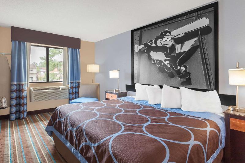 Standard King Room image 3