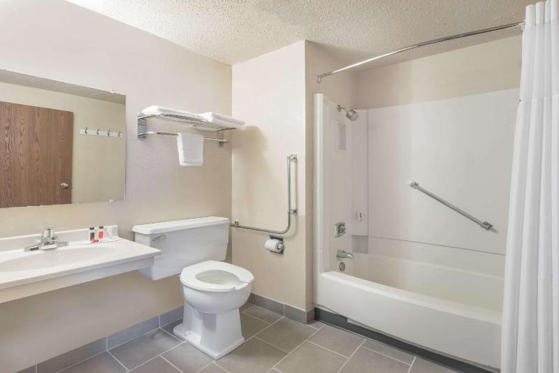 Queen Room with Mobility Access - Non-Smoking image 3