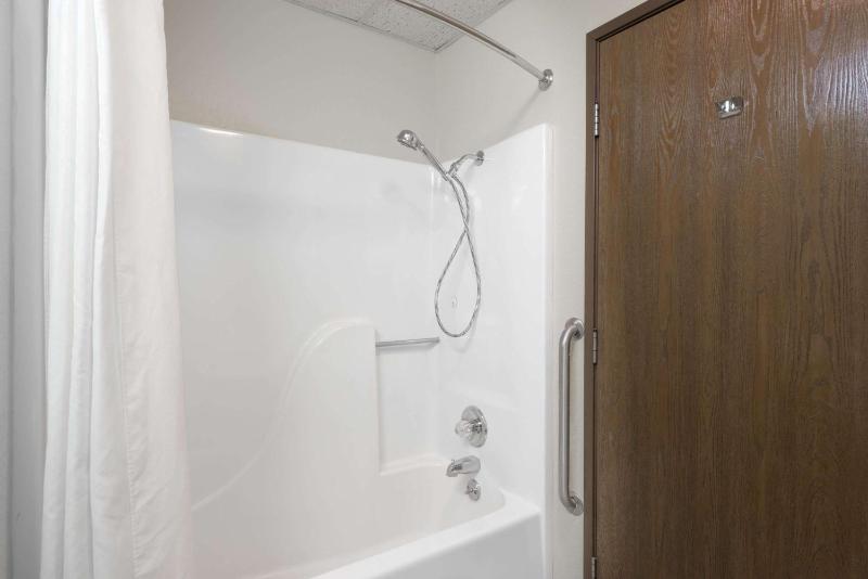 Queen Room - Disability Access/Non-Smoking image 3