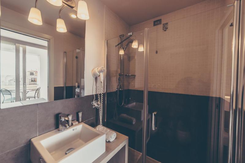 Superior Double Room with Balcony image 4
