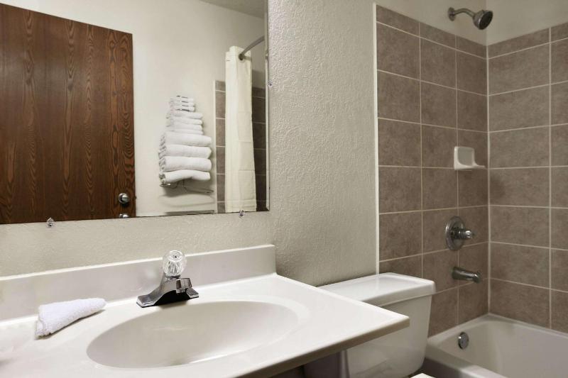 Studio Suite with Three Queen Beds - Non-Smoking image 1
