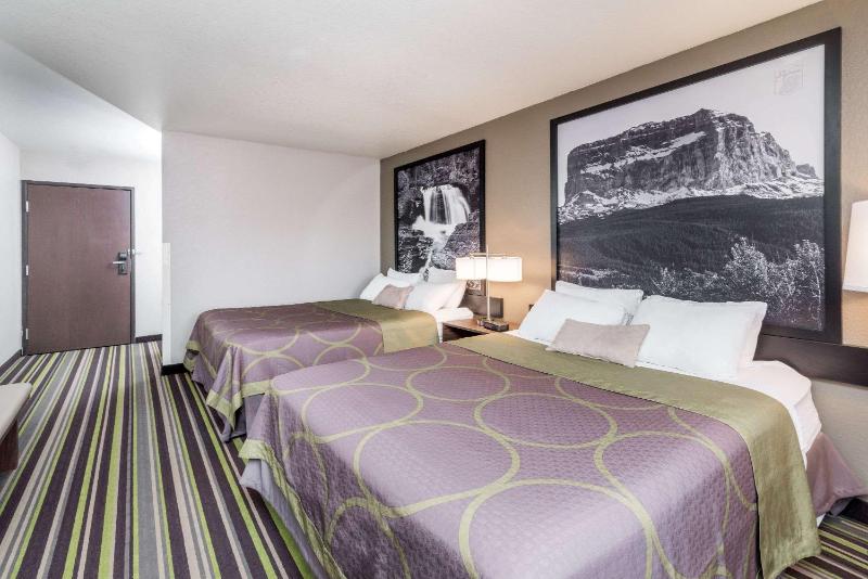 Queen Room with Two Queen Beds - Non-Smoking image 3