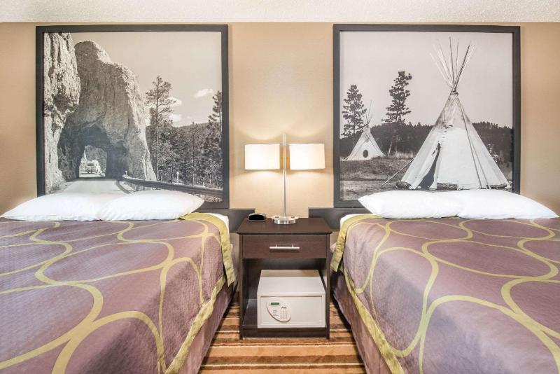 Queen Room with Two Queen Beds - Non-Smoking image 2