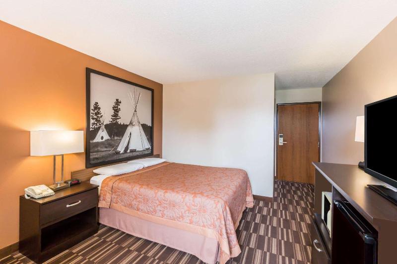 Queen Room with Roll-In Shower - Mobility Accessible/Non-Smoking image 4