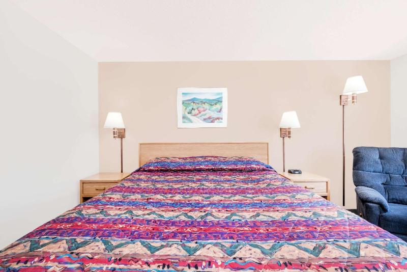 King Room - Non-Smoking image 3