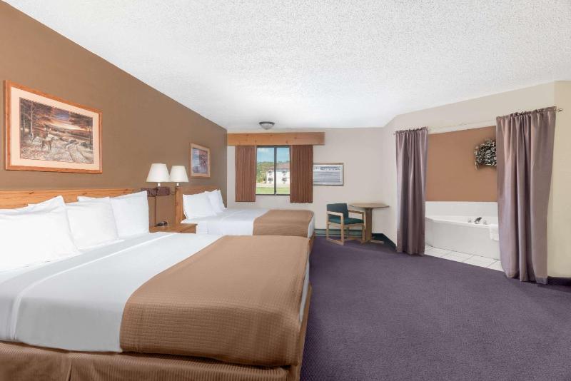 Studio Suite with Three Queen Beds - Non-Smoking image 4