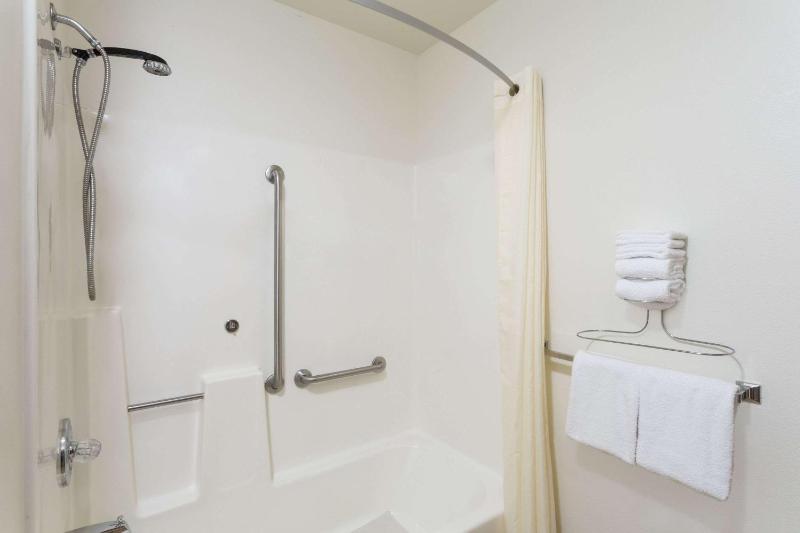 Queen Room with Bath Tub - Mobility Accessible/Non-Smoking image 3