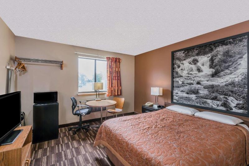 Queen Room with Roll-In Shower - Mobility Accessible/Non-Smoking image 3