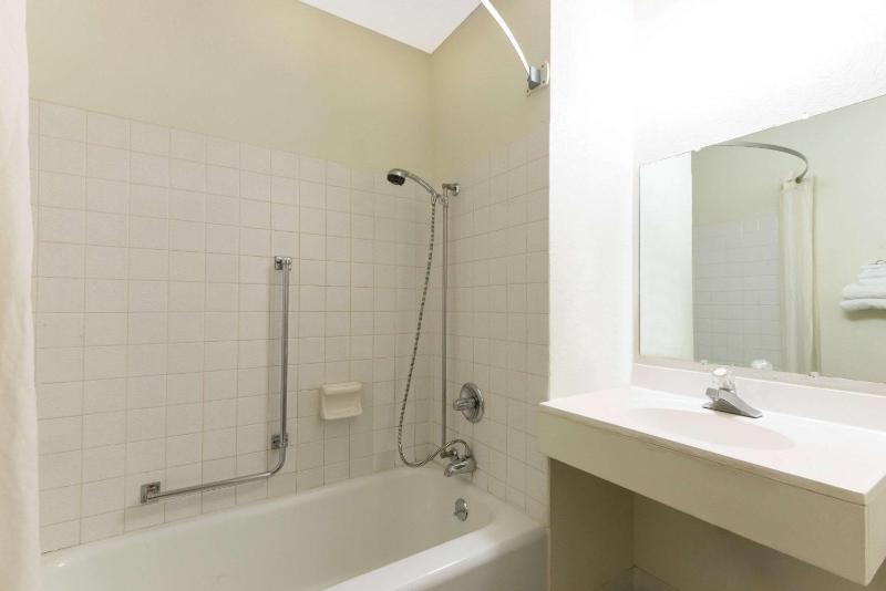 Queen Room - Disability Access/Non-Smoking image 4