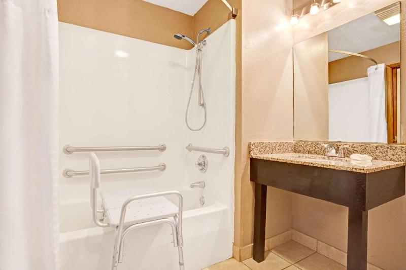 Business Queen Room - Mobility Access/Non-Smoking image 2