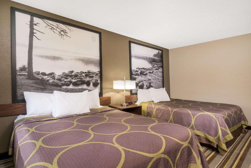 Queen Room with Two Queen Beds - Non-Smoking image 4