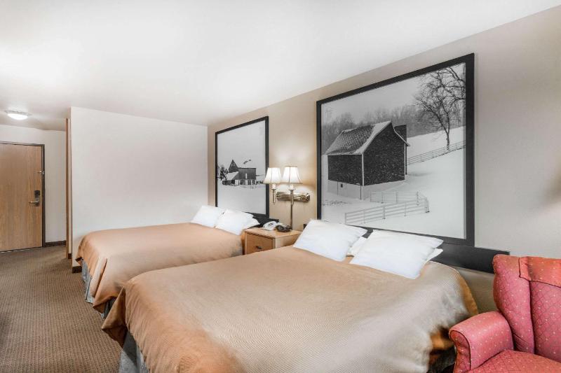 Queen Room with Two Queen Beds - Non-Smoking image 4