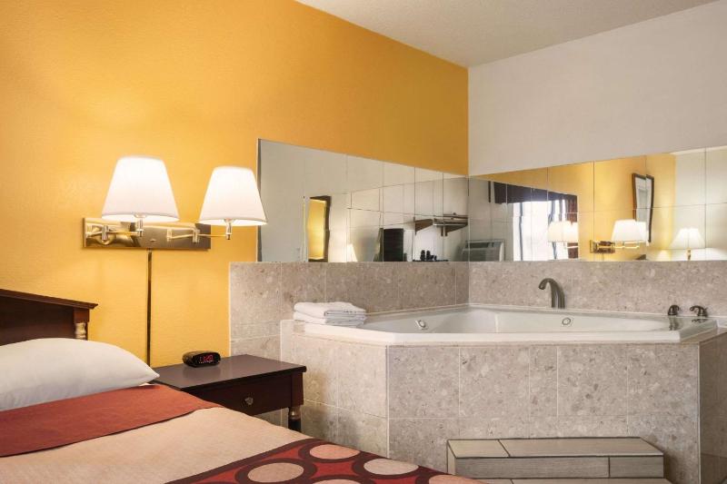 King Suite - Non-Smoking image 3
