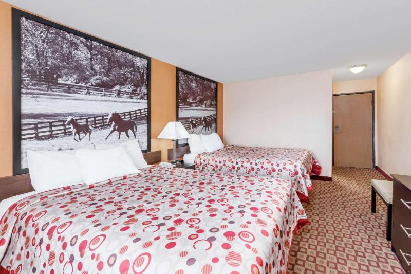 Queen Room with Two Queen Beds - Non-Smoking image 2