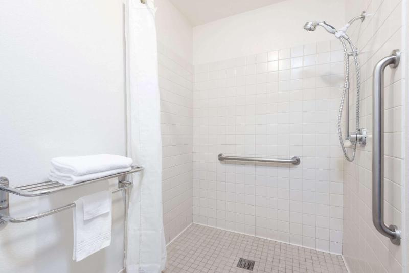 King Room with Roll-in Shower - Mobility Access/Non-Smoking image 1