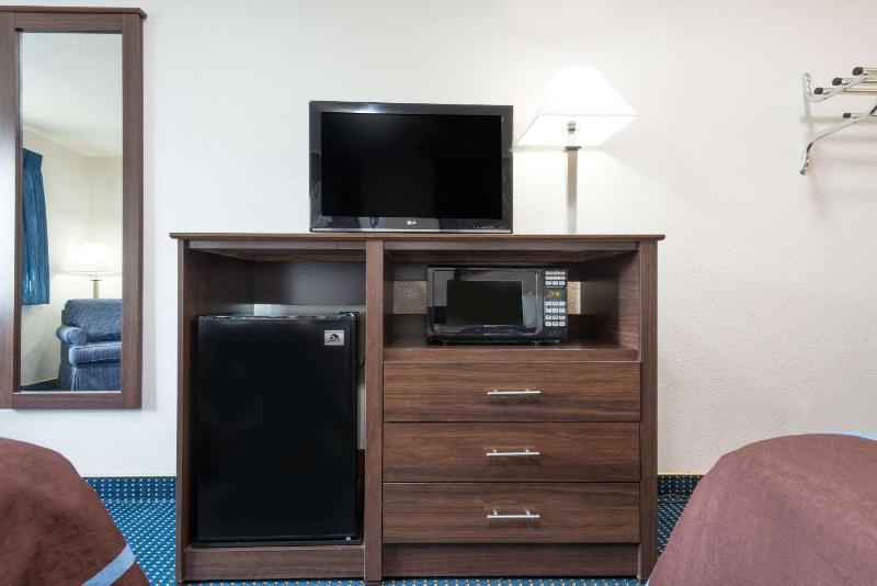 Queen Room with Two Queen Beds - Non-Smoking image 1