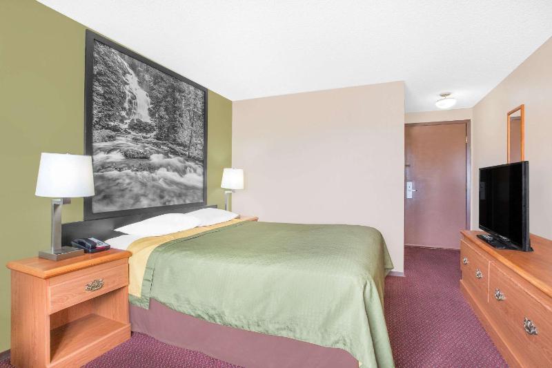 Queen Room - Non-Smoking image 4