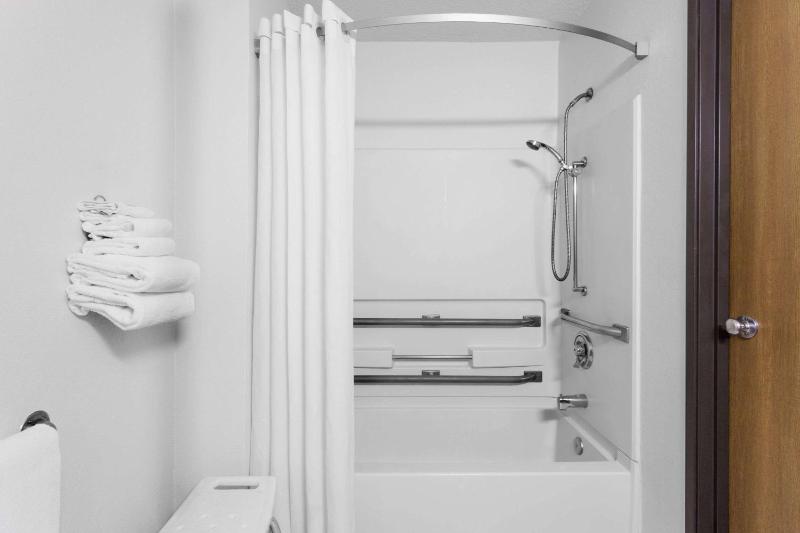 Queen Room - Mobility Access/Non-Smoking image 2