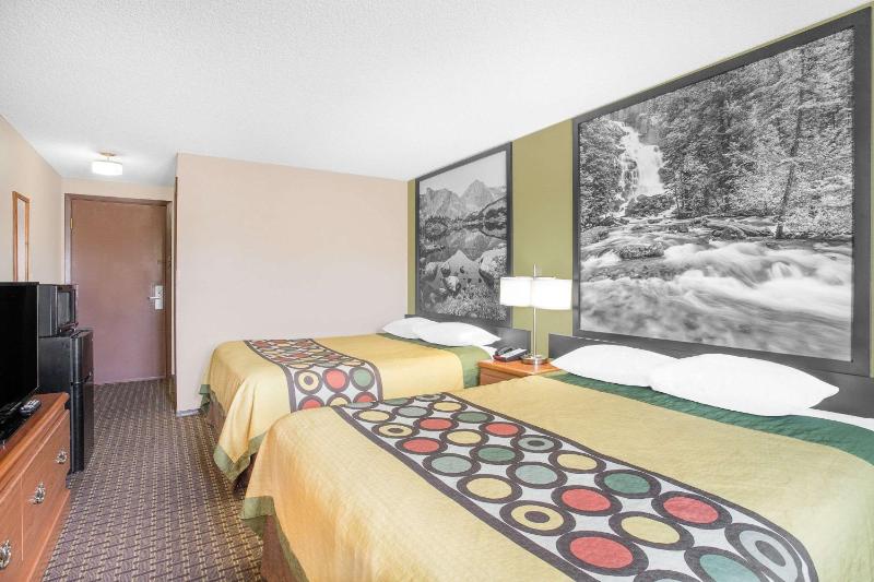 Queen Room with Two Queen Beds - Non-Smoking image 2