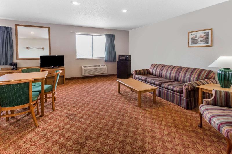 Deluxe King Suite image 3