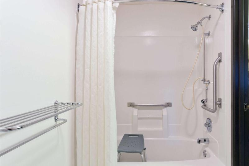 Queen Room with Two Queen Beds - Mobility Access/Non-Smoking image 2